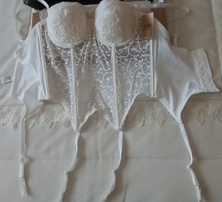 Lencería fina. Dos Corpiños blanco y negro