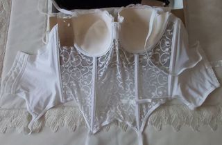 Lencería fina. Dos Corpiños blanco y negro