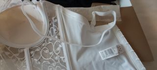 Lencería fina. Dos Corpiños blanco y negro