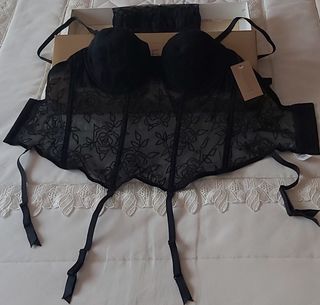 Lencería fina. Dos Corpiños blanco y negro