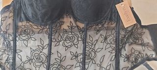 Lencería fina. Dos Corpiños blanco y negro