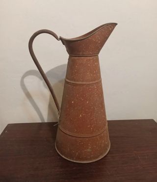 Jarra antigua de chapa de hierro pintada