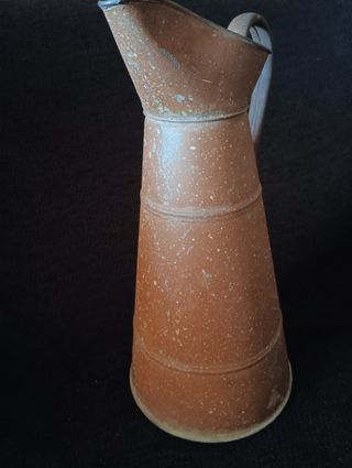 Jarra antigua de chapa de hierro pintada