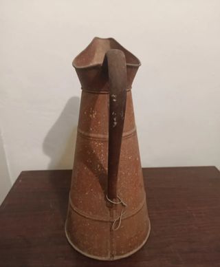 Jarra antigua de chapa de hierro pintada