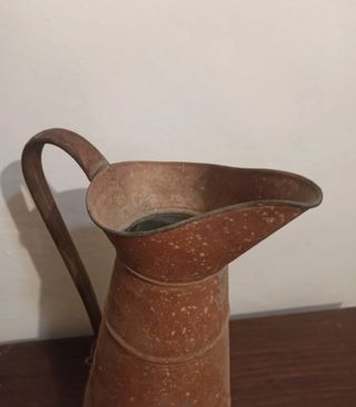 Jarra antigua de chapa de hierro pintada