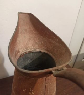 Jarra antigua de chapa de hierro pintada