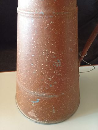Jarra antigua de chapa de hierro pintada