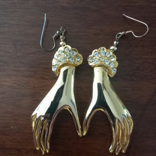 Orecchini pendenti mano di donna dorati