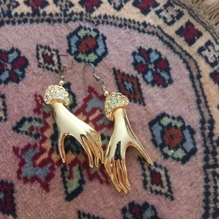 Orecchini pendenti mano di donna dorati