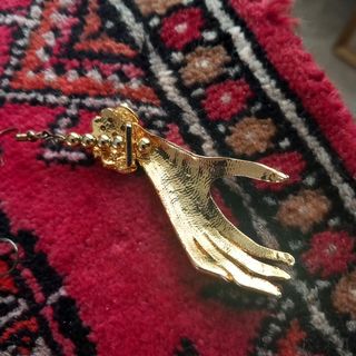 Orecchini pendenti mano di donna dorati