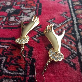 Orecchini pendenti mano di donna dorati