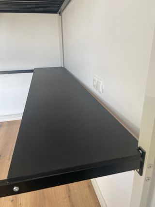 Litera loft con mesa escritorio y cama superior.