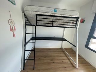 Litera loft con mesa escritorio y cama superior.