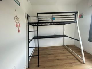Litera loft con mesa escritorio y cama superior.