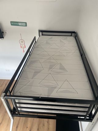 Litera loft con mesa escritorio y cama superior.