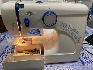 Maquina de coser voctoria 857
