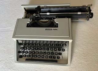 Maquina de escribir Vintage Olivetti Dora