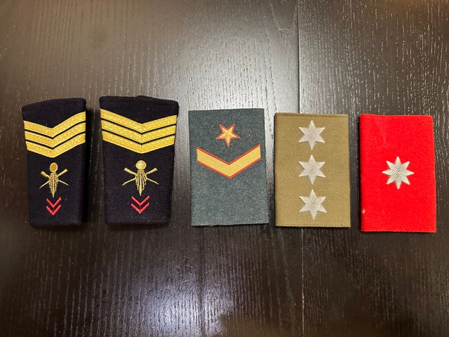 9 bracciali militari