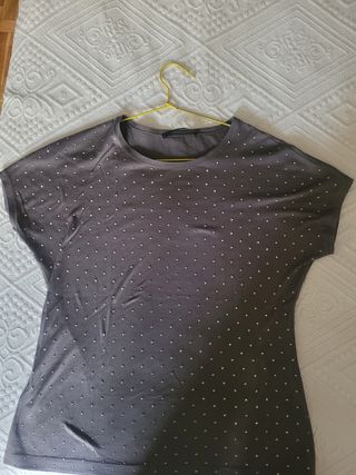 Camiseta caqui con adornos