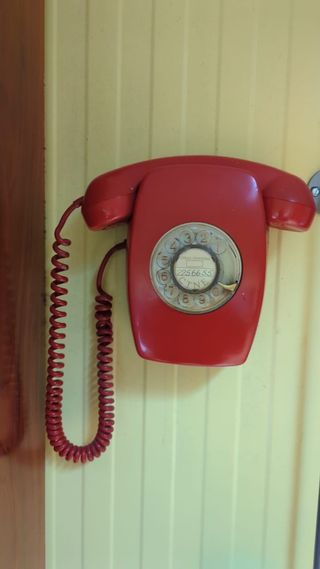 Teléfono antiguo rojo