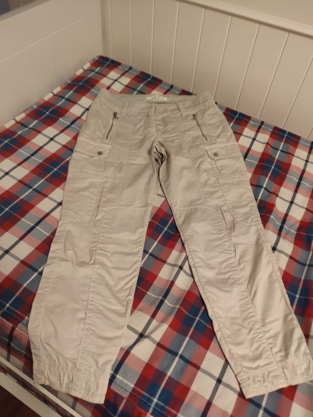 Pantalon de la marca CAMBIO de color piedra.