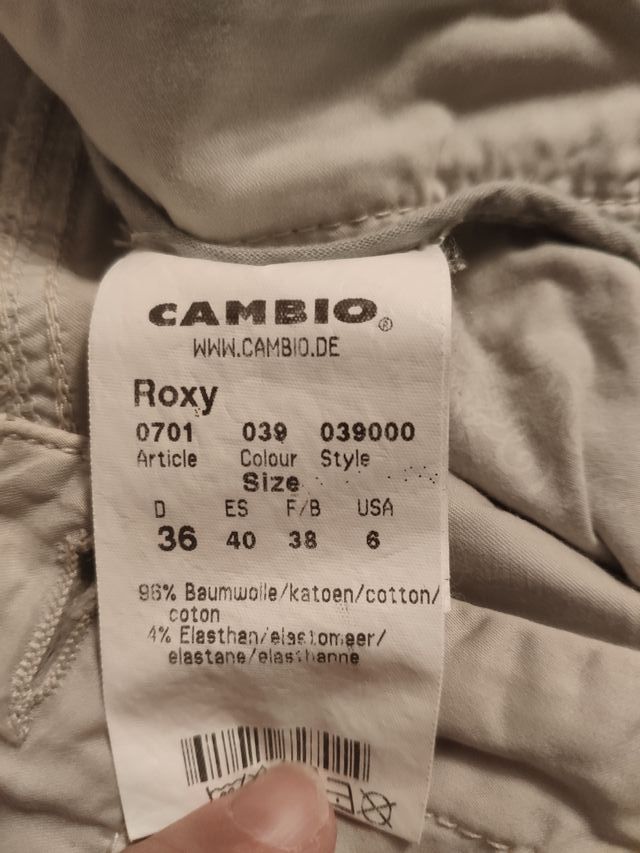 Pantalon de la marca CAMBIO de color piedra.