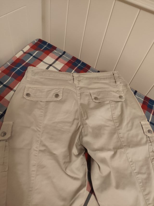 Pantalon de la marca CAMBIO de color piedra.