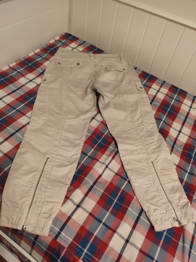 Pantalon de la marca CAMBIO de color piedra.