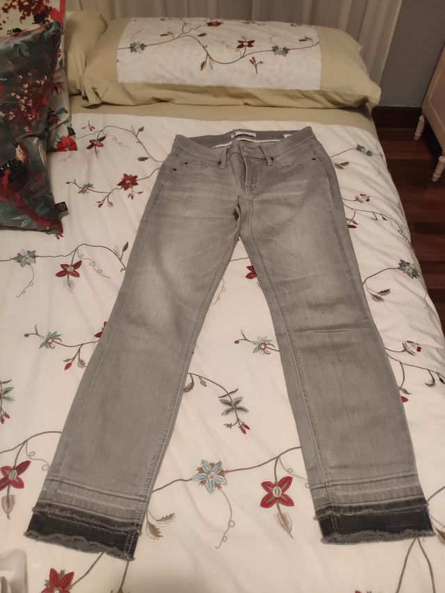 Pantalón vaquero de color gris marca CAMBIO