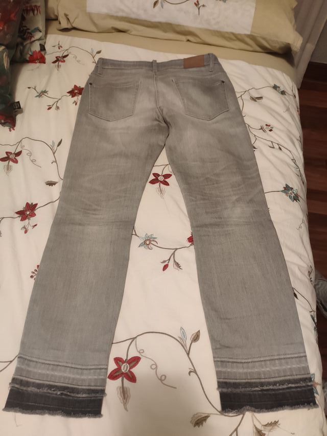 Pantalón vaquero de color gris marca CAMBIO