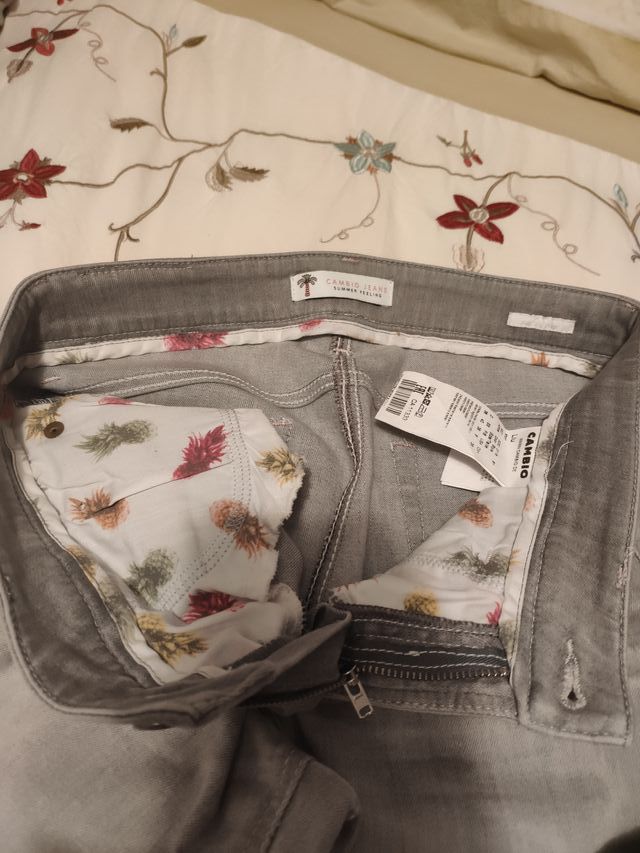Pantalón vaquero de color gris marca CAMBIO