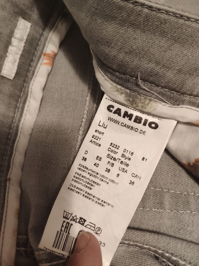 Pantalón vaquero de color gris marca CAMBIO