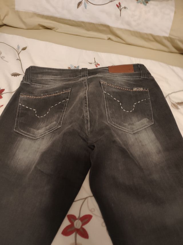 Pantalón vaquero de color gris marca SOS By Orza