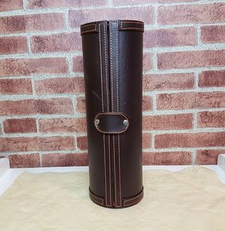 Estojo em pele com acessórios para garrafa