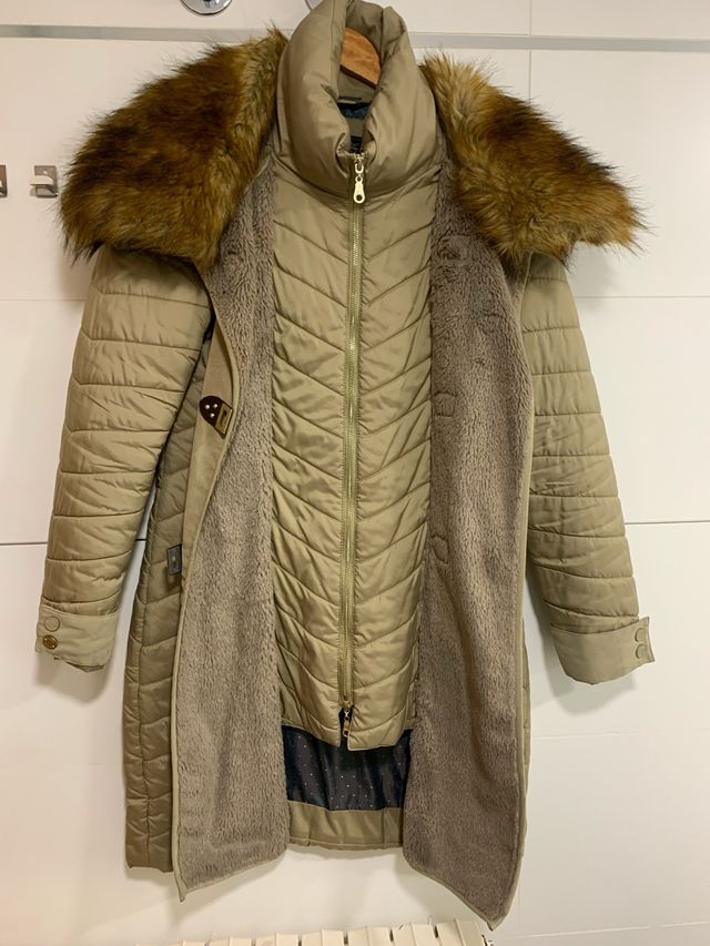 Abrigo acolchado cuello de pelo