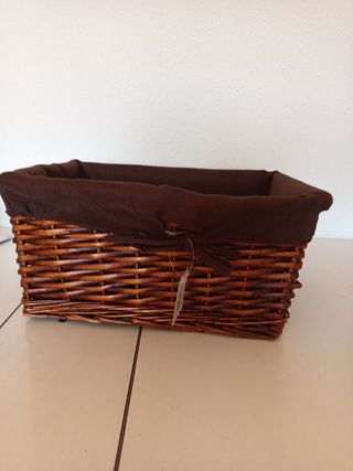 Cesta de mimbre marrón forrada con tela