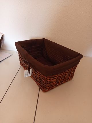 Cesta de mimbre marrón forrada con tela