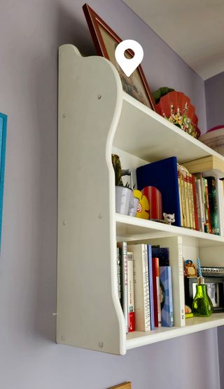 Estantería madera blanca lacada.