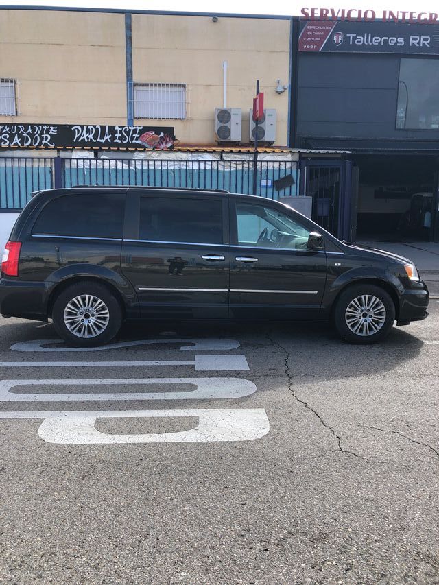 Lancia Voyager gold 2012