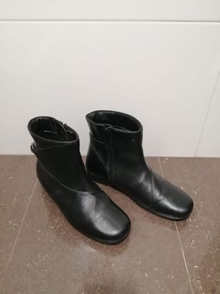 Botines negros piel.