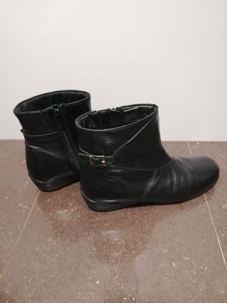 Botines negros piel.