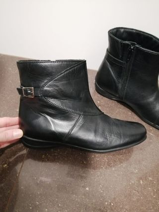 Botines negros piel.