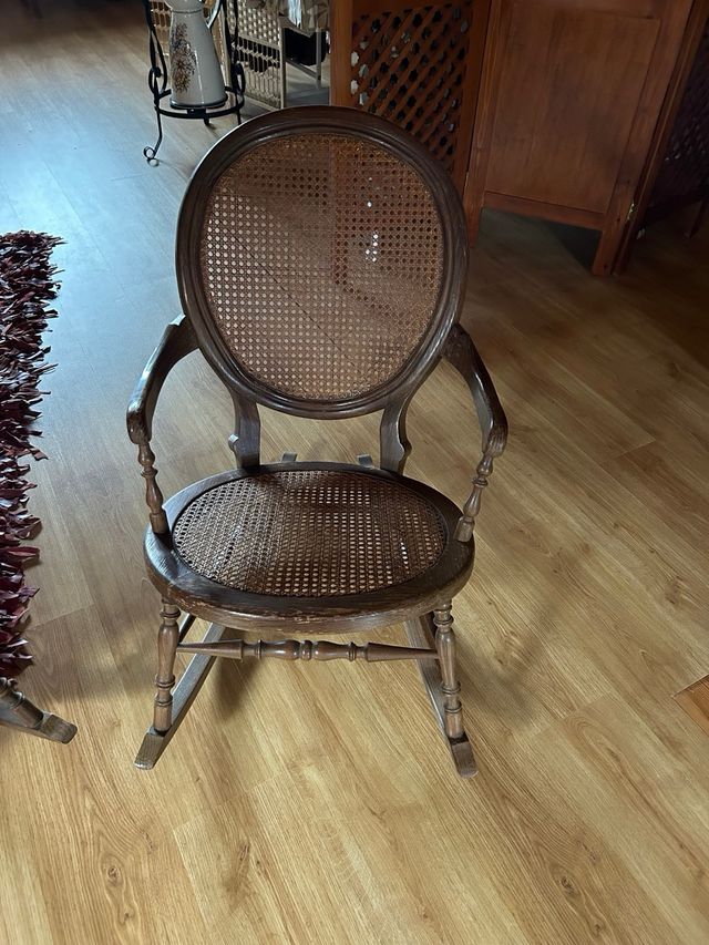 Mecedora antigua de rejilla inglesa