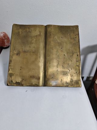 Libro in bronzo
