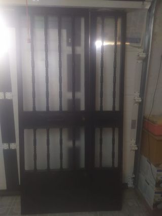 Puerta de entrada a casa . En un mes a chatarra