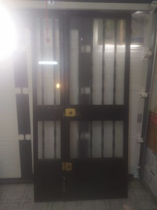 Puerta de entrada a casa . En un mes a chatarra