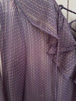 Top Stradivarius tipo body morado con brillos