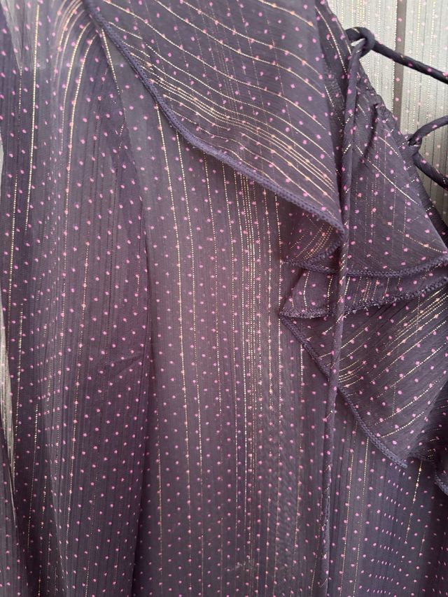 Top Stradivarius tipo body morado con brillos