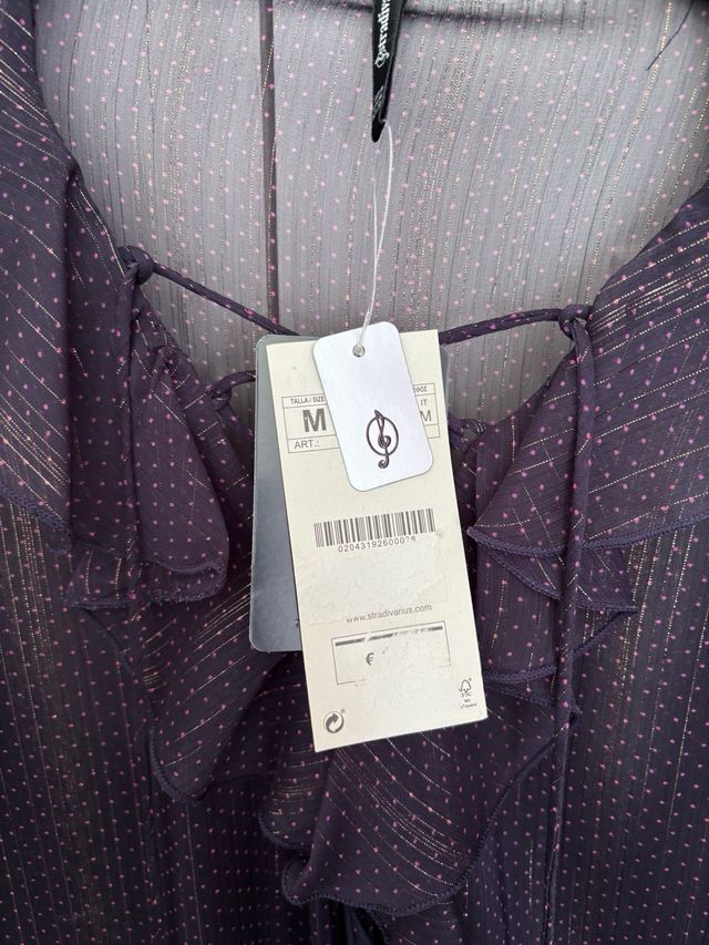 Top Stradivarius tipo body morado con brillos