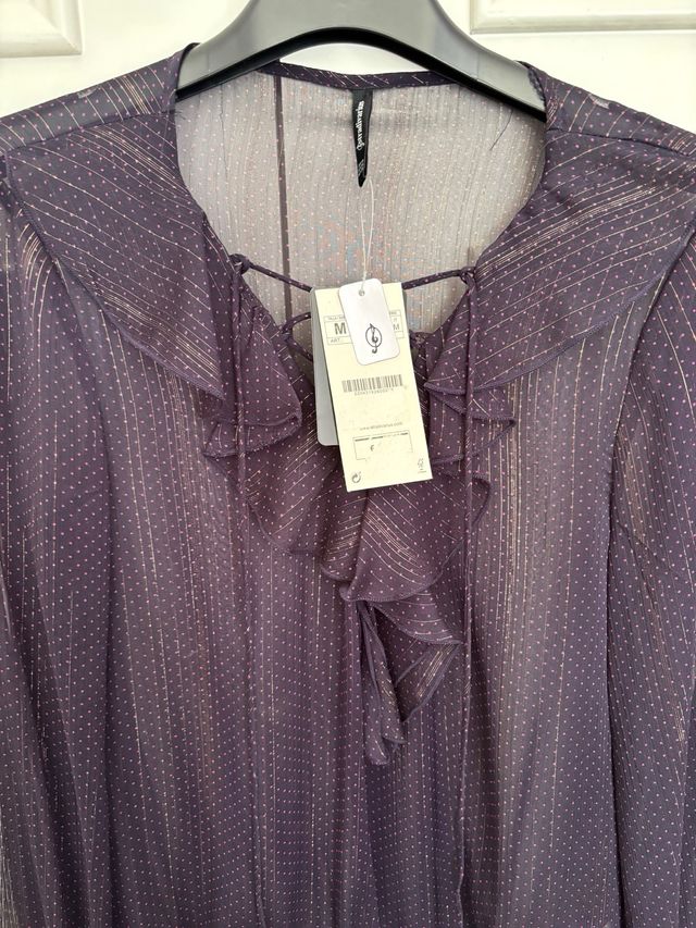 Top Stradivarius tipo body morado con brillos